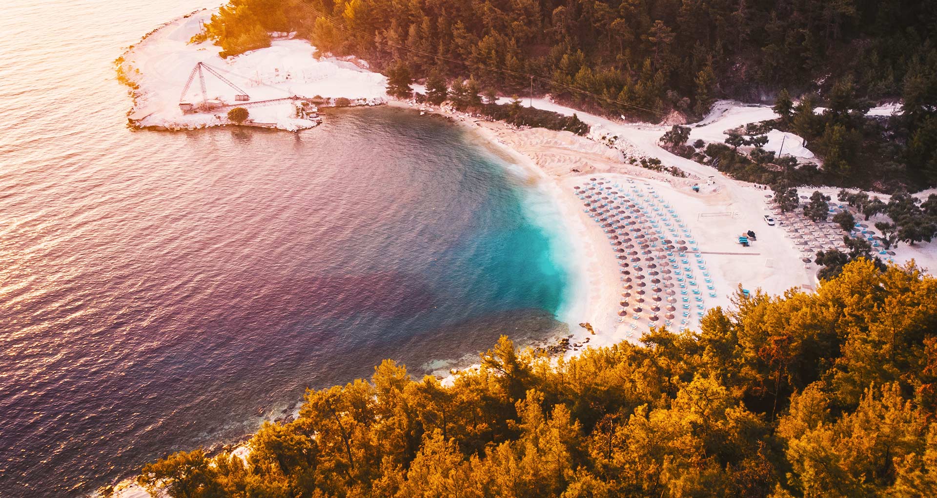 Een strand op Thassos van bovenaf gefotografeerd