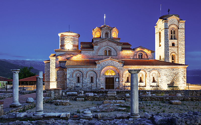Het Saint Panteleimon klooster is mooi verlicht in de avond