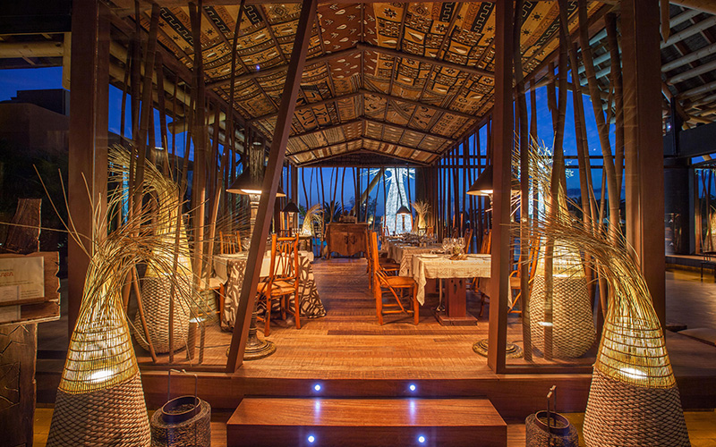 Restaurant met veel houten en rieten details in Afrikaanse stijl