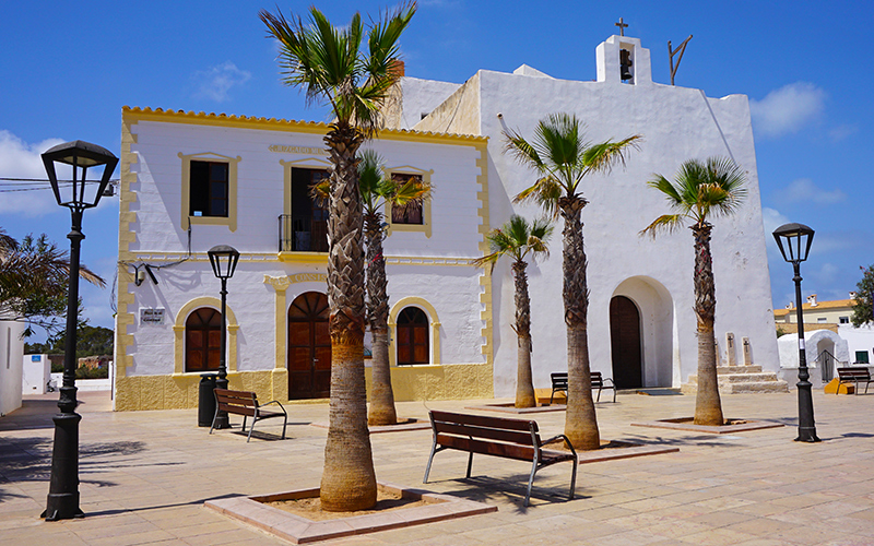 Witte gebouwen in Formentera's hoofdstad Sant Francesc Xavier