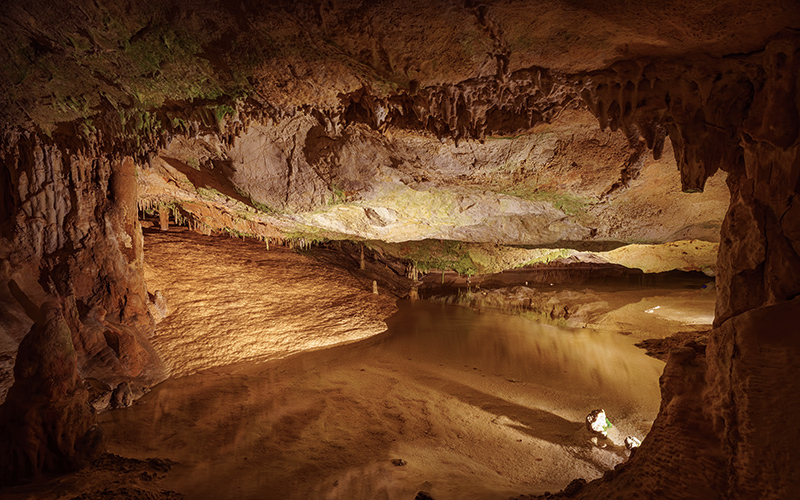 de Cova de San Marca-grot is geschat 100.000 jaar oud
