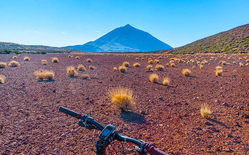 Iemand die aan het fietsen is op Tenerife en stilstaat bij het prachtige uitzicht