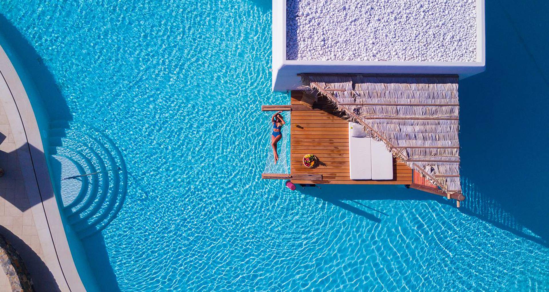 Een vrouw die aan het zonnen is op haar privé plekje aan het zwembad