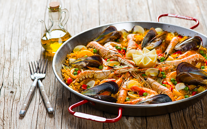 Paella in een pan om tijdens de lunch te eten in Spanje