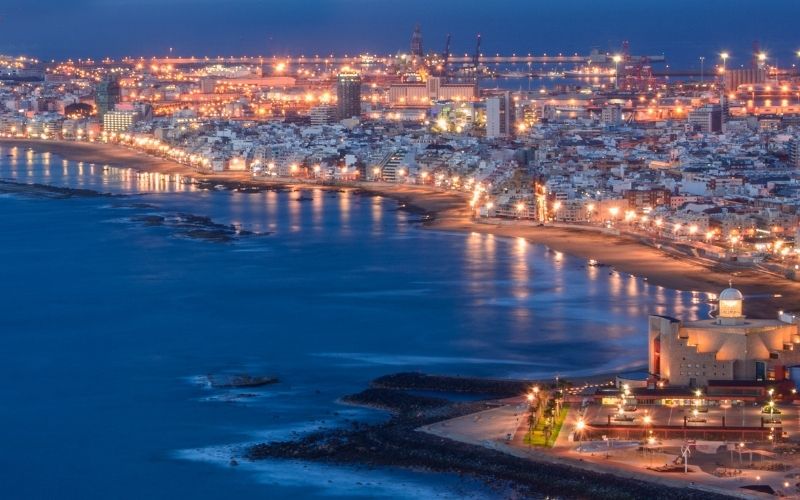Uitzicht over Las Palmas in de avond. De stad is verlicht door duizenden lampjes. 