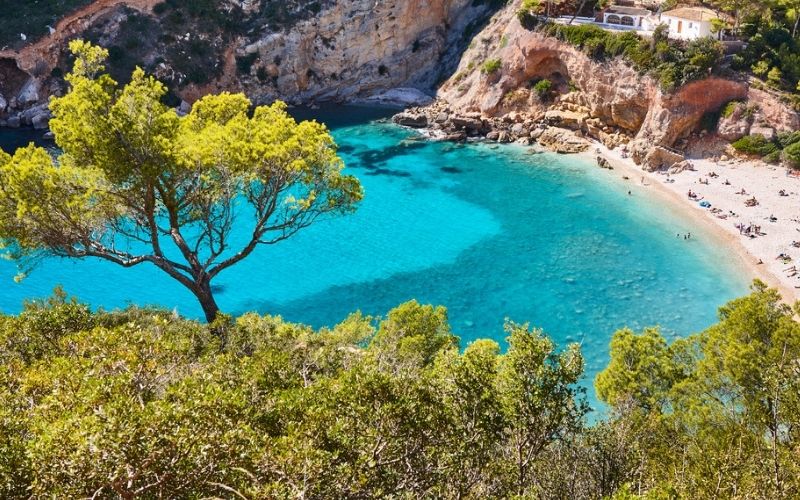 Baai met helderblauw water op Mallorca