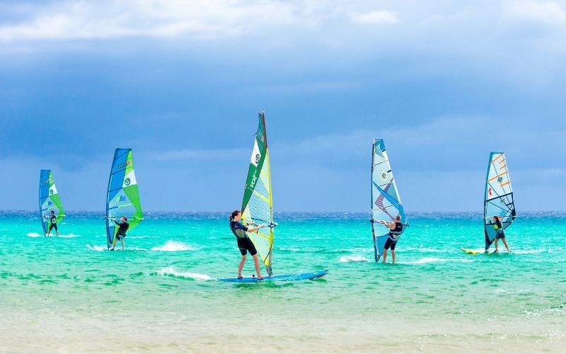 5 windsurfers op de zee in Fuerteventura in januari