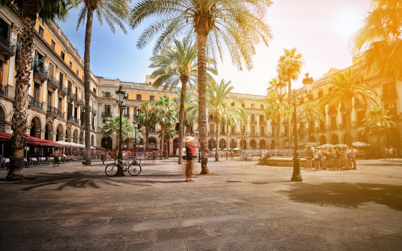 Plein in Barcelona met palmbomen en felle zon