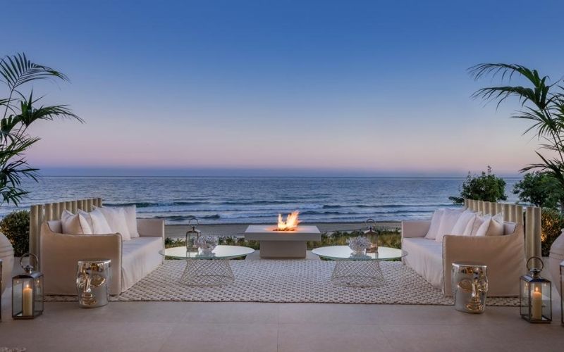 Uitzicht op zee op terras net vuurkorf in hotel Ikos Andalusia 