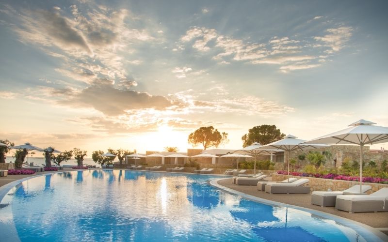 Zwembad met ligbedjes en uitzicht-op zee van hotel Ikos Olivia