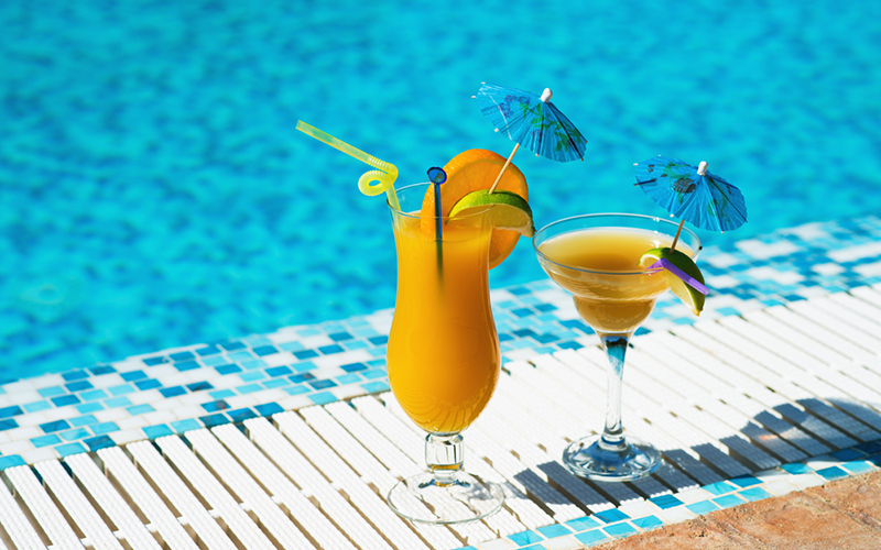 Cocktails op een plateau naast het zwembad