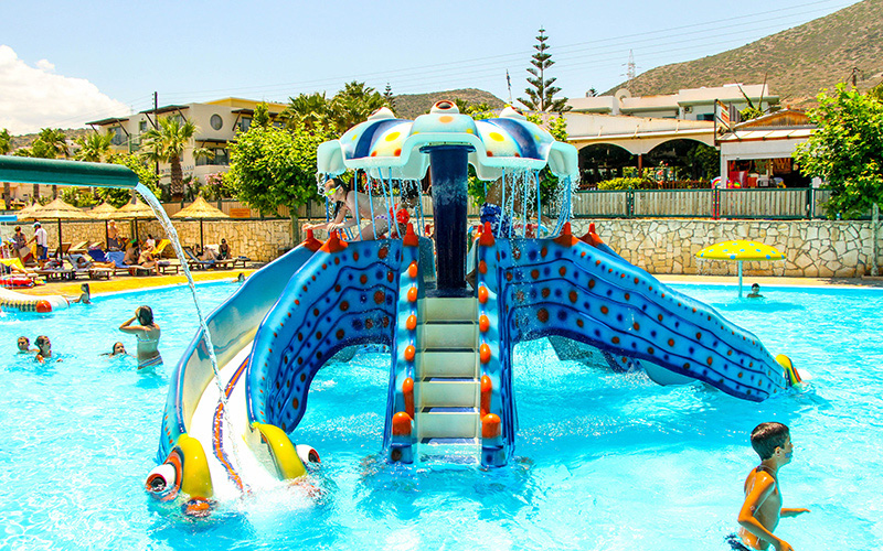 Blauwe speelplaats met glijbanen in het zwembad