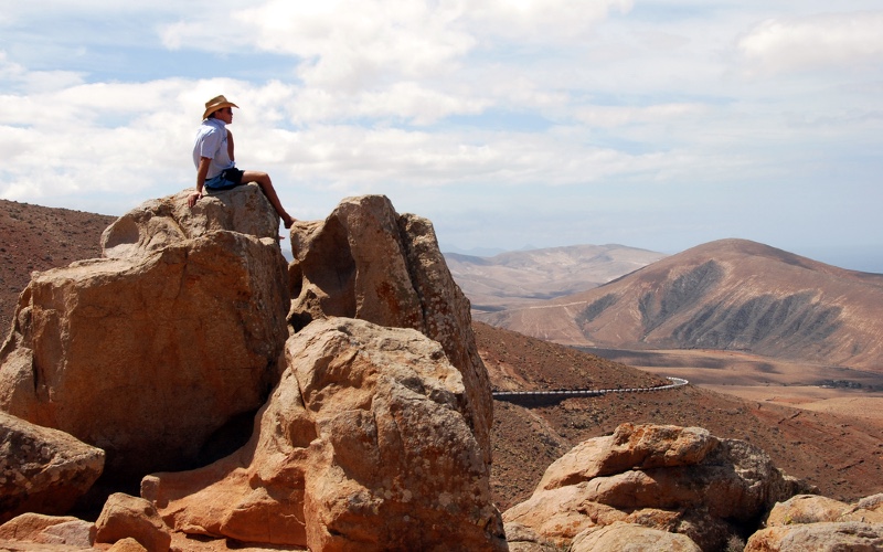 Man kijkt uit over het ruige maanlandschap van Fuerteventura