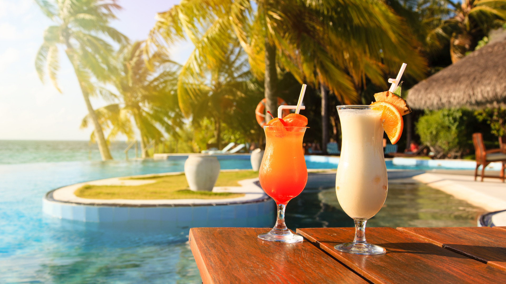cocktails aan het zwembad met palmbomen