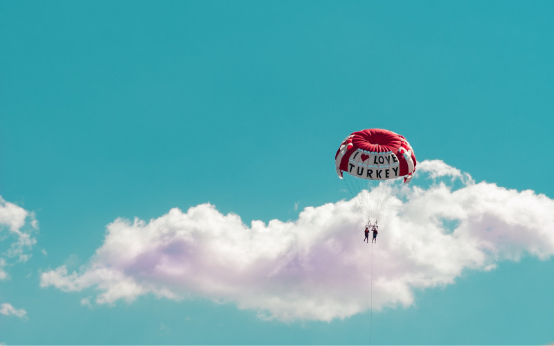 Parasailen in Turkije blauwe lucht met wolk