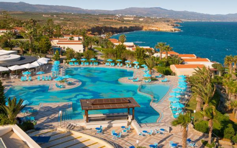 Iberostar hotel met zwembad en uitzicht over zee