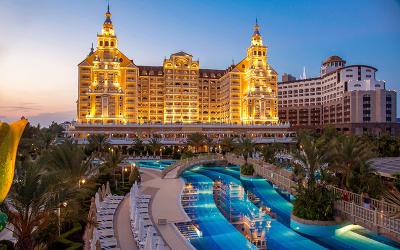 Groot luxe hotel met zwembad en ligbedden