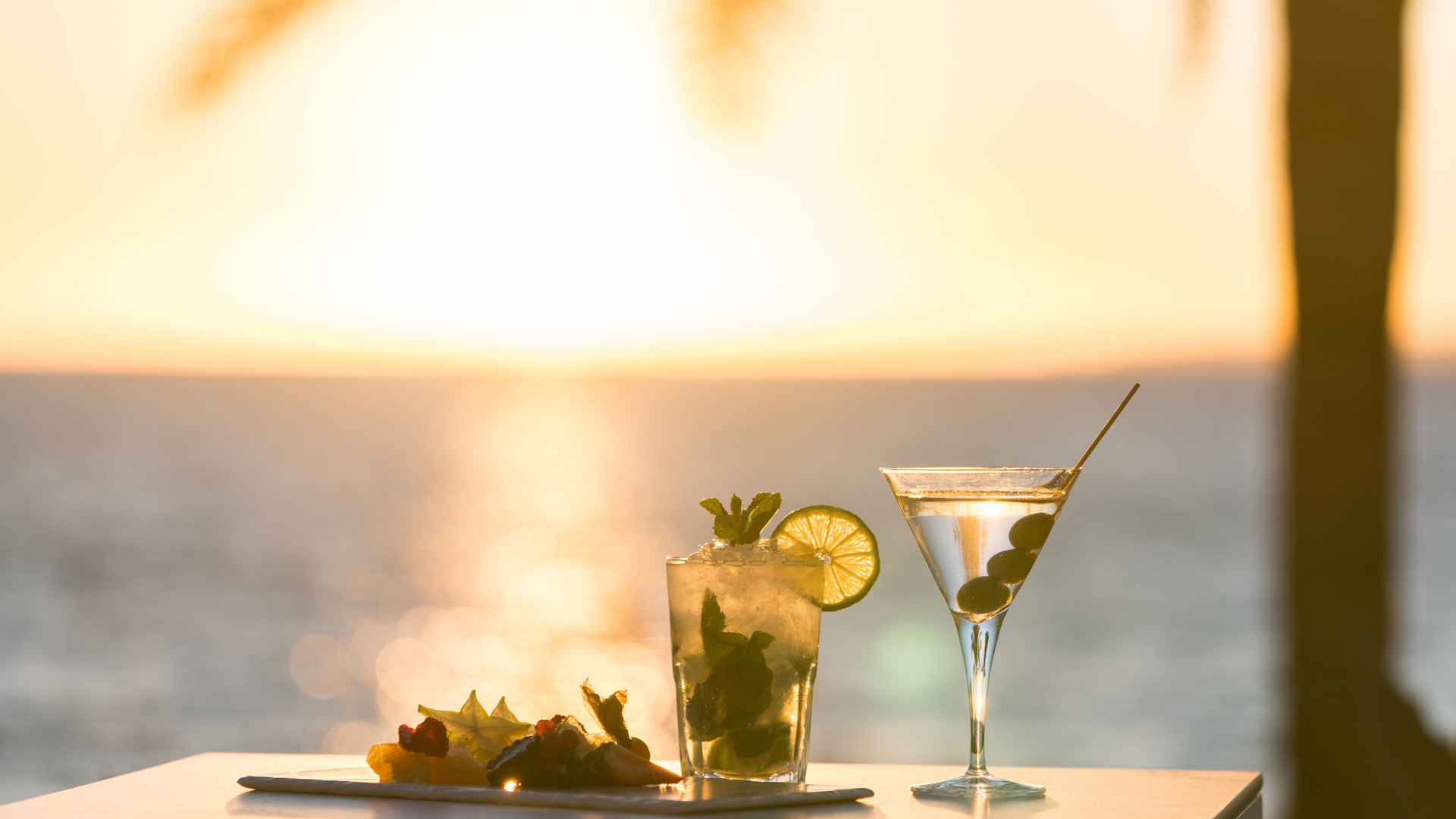 cocktail met zonsondergang