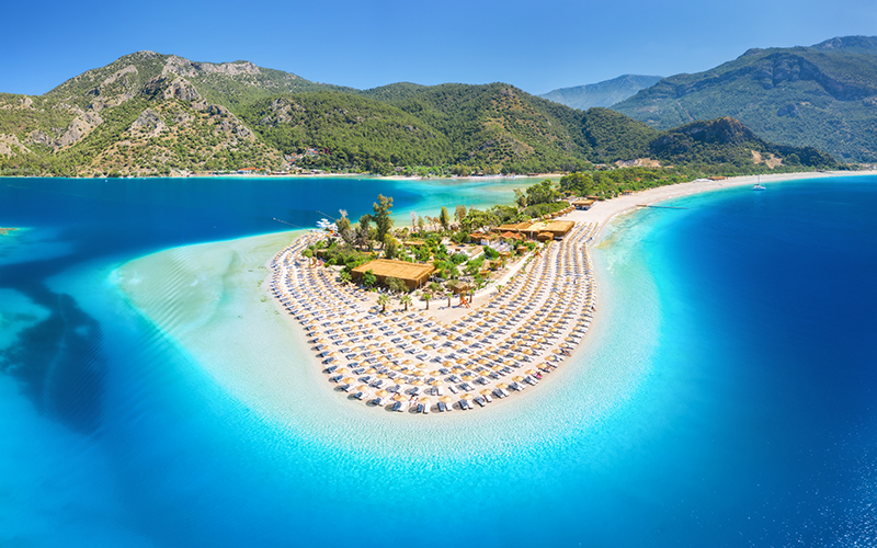 Het strand Ölüdeniz in Turkije