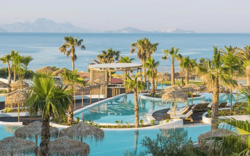 zwembaden met palmbomen, Hotel Mitsis Norida Beach, Kos, Griekenland