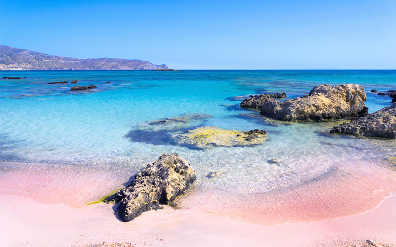 Roze strand met blauwe zee, Elafonissi, Kreta