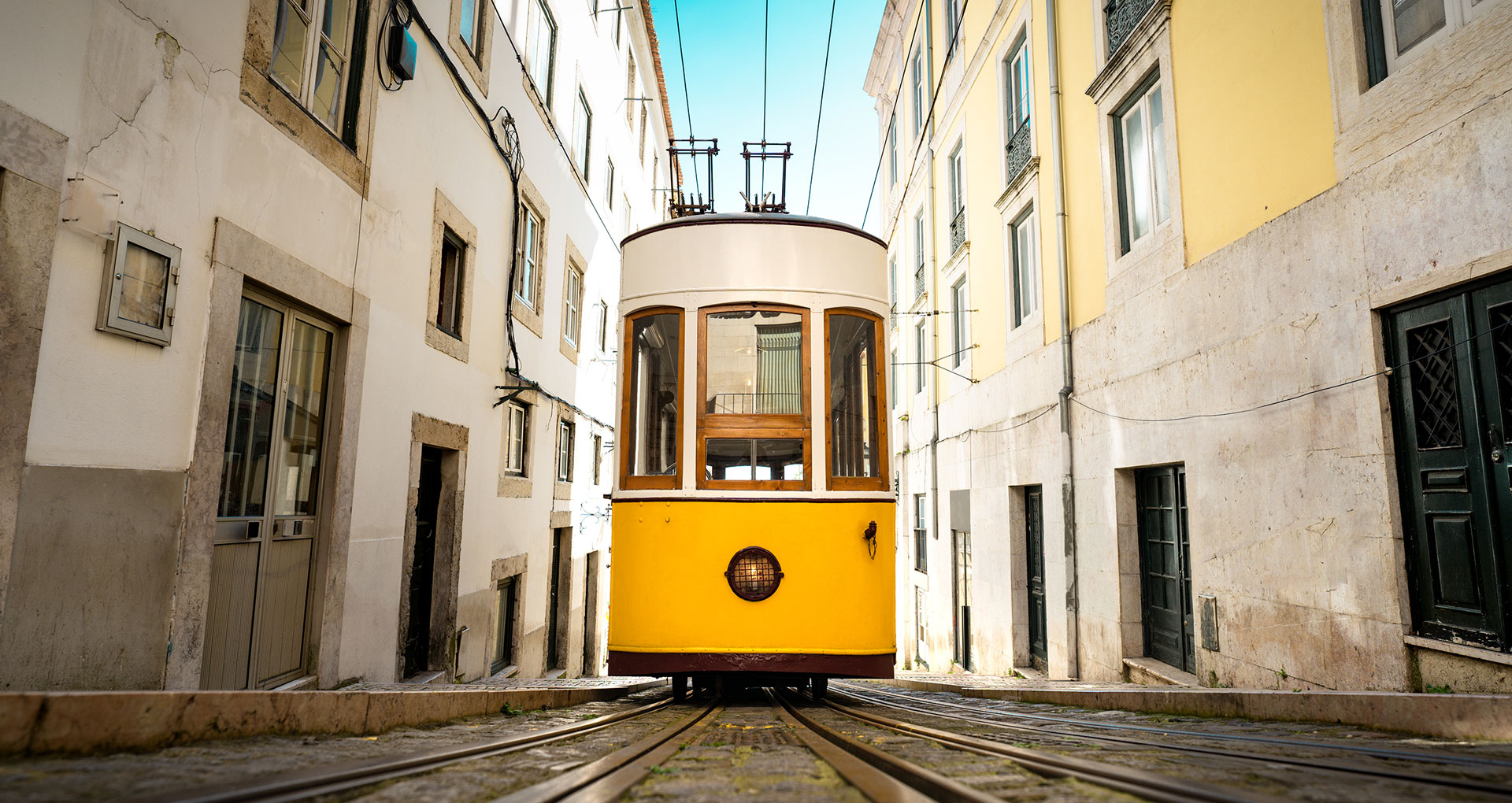 Gele tram tussen oude gebouwen