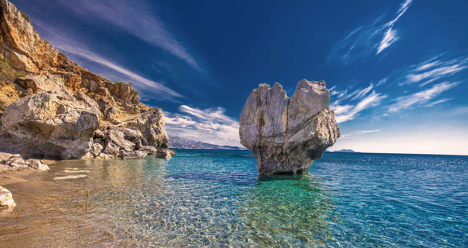 Rotsen in helderblauwe zee Kreta
