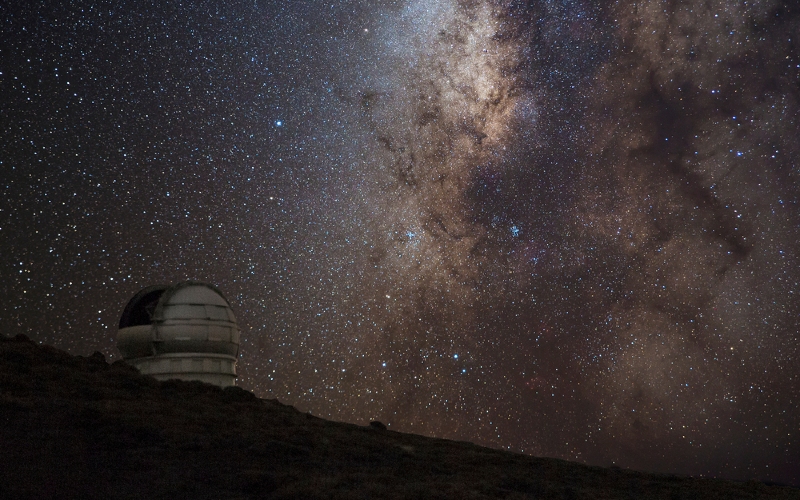 Het observatorium in het donker met op de achtergrond de sterrenhemel