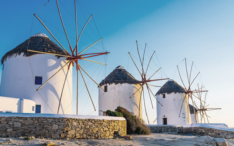 Oude witte windmolens en een blauwe lucht op Mykonos
