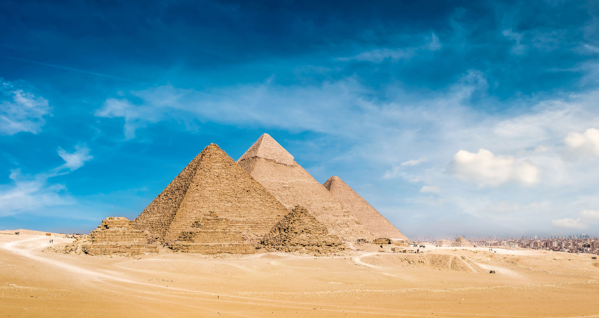 Piramides in de woestijn met helderblauwe lucht