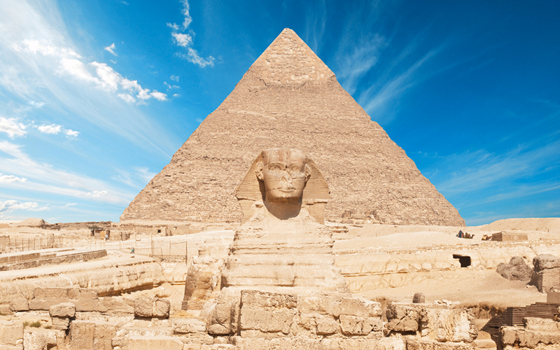 Stenen sfinx voor grote piramide in de woestijn