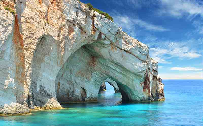 grotten in klif in aquablauwe zee op zakynthos