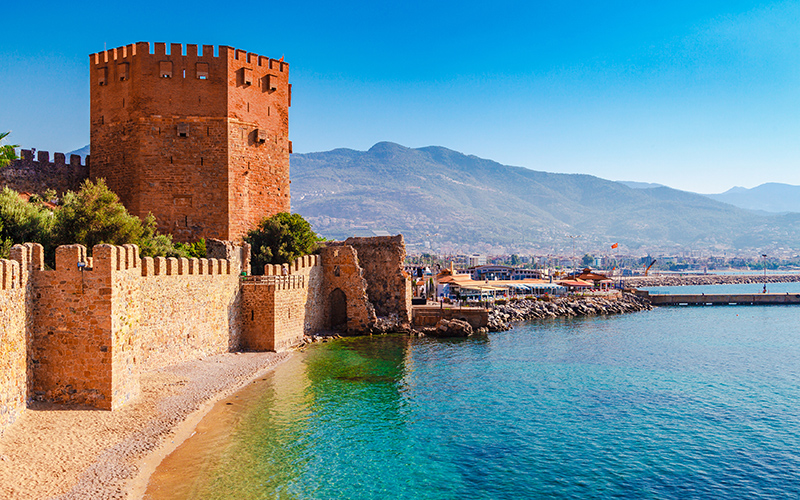 De klokkentoren aan de kust van Antalya