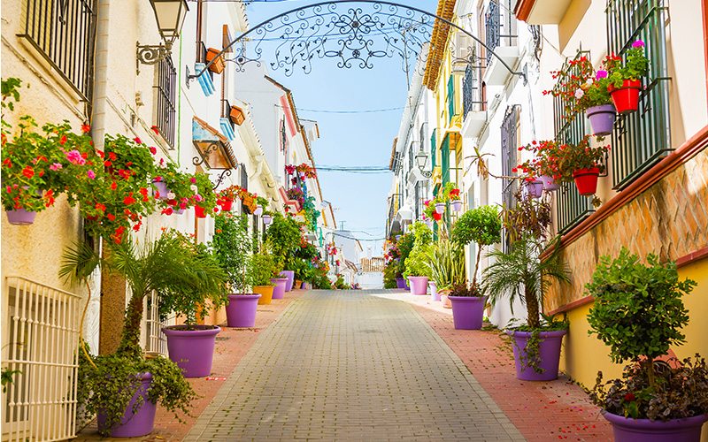 Een kleurrijke straat in het oude centrum van Estepona