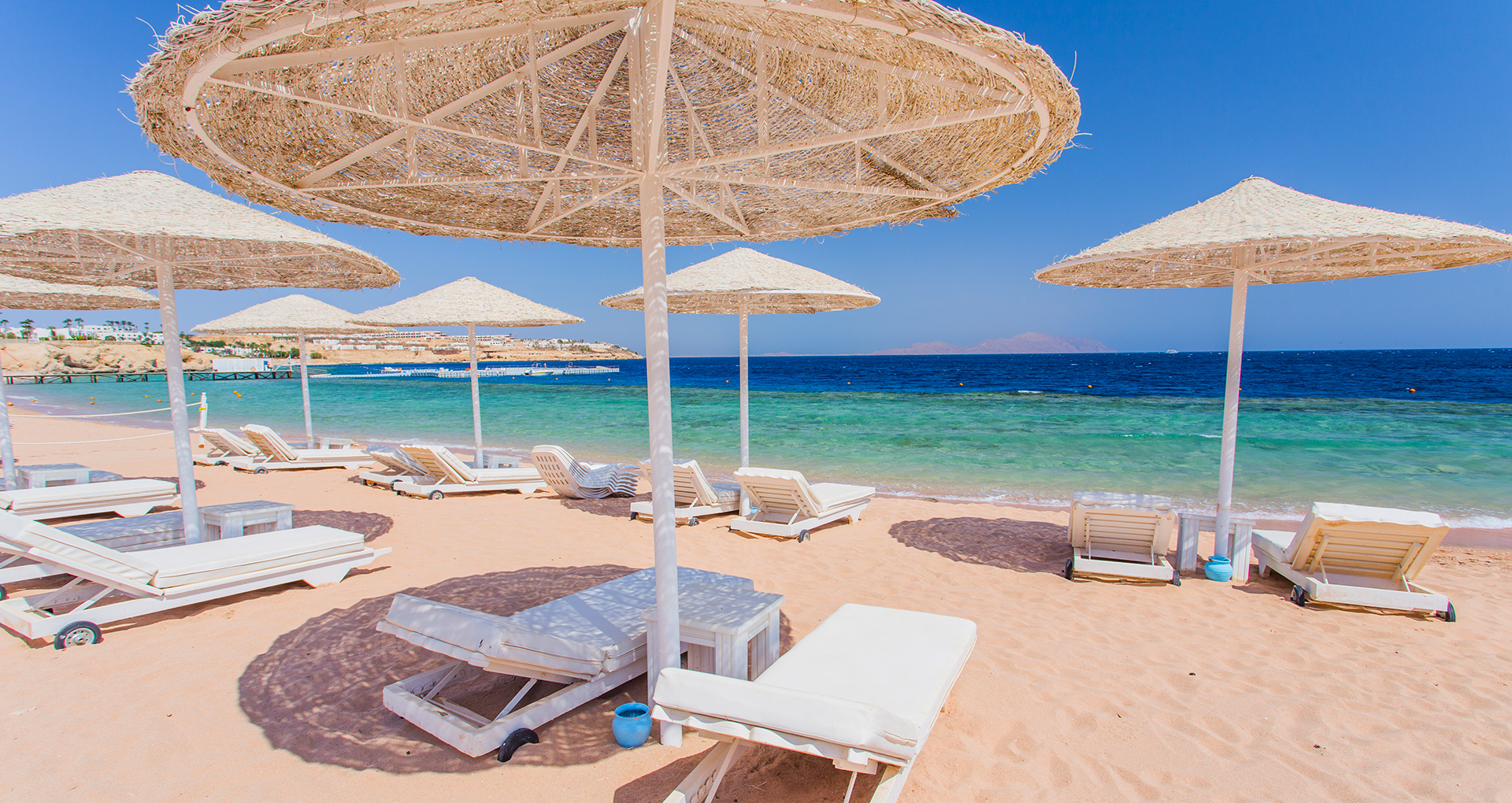 Heerlijke ligbedjes met parasols voor jezelf aan het strand van Turkije