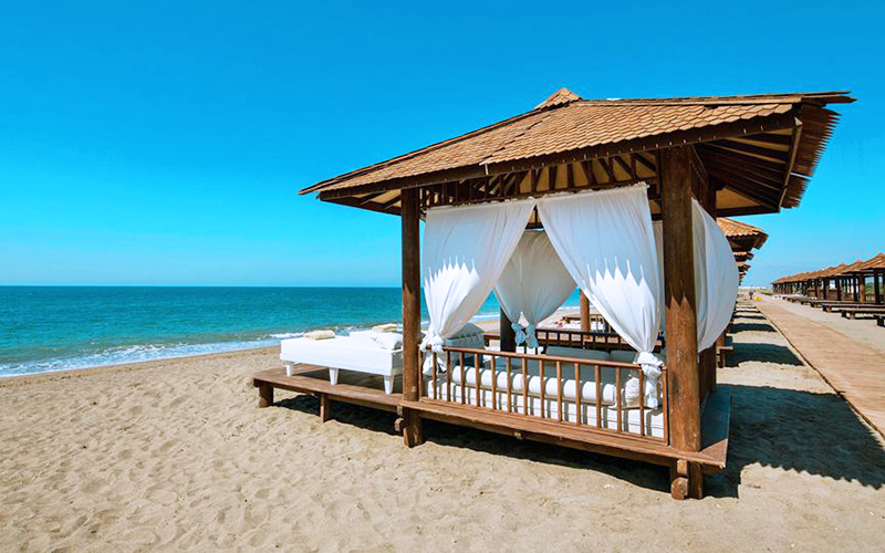 Een privé ligbed aan het strand bij verblijf in een luxe all inclusive resort in Turkije