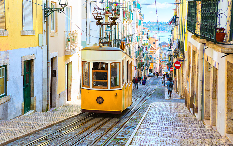Tram 28 rijdt door alle smalle straatjes in Lissabon