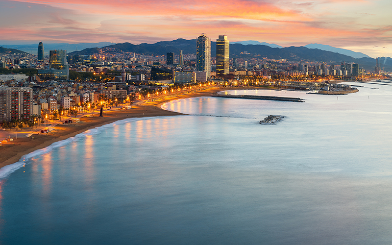 Het strand van Barceloneta met zonsondergang: een mooie bezienswaardigheid in Barcelona