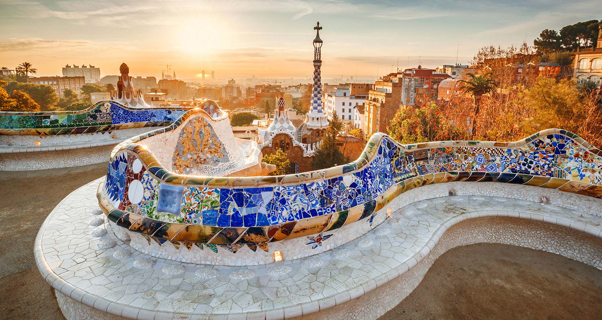 Beroemde bezienswaardigheid in Barcelona is de mozaïekbank in Park Guell