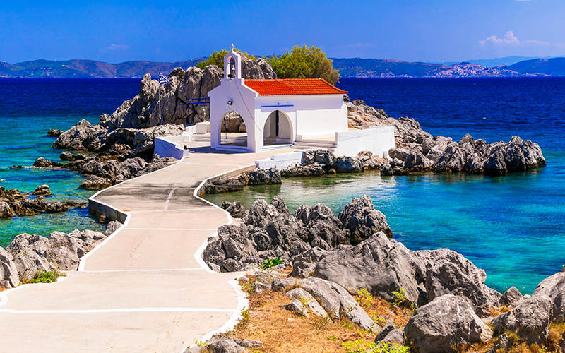 Een pad naar een oud kerkje op eiland Chios