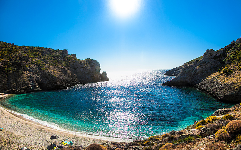 Vanaf het strand uitkijkend op de helderblauwe zee van eiland Evia