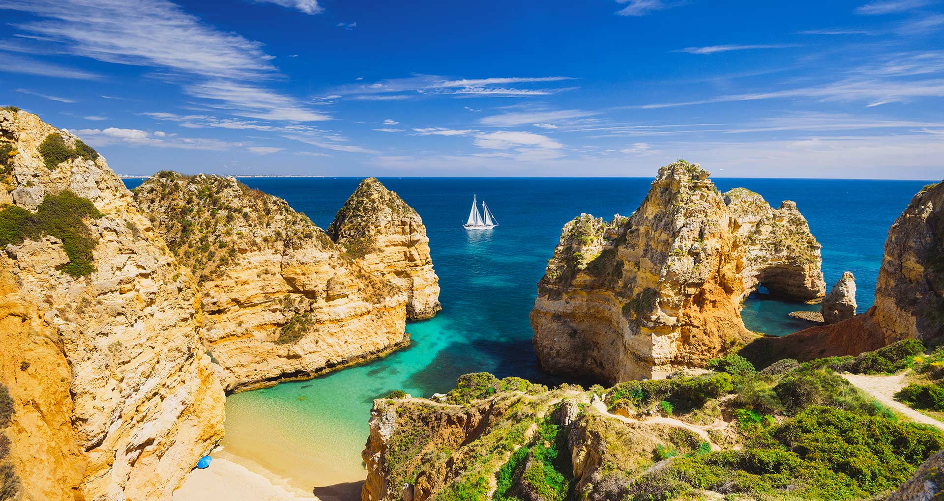 De Algarve in Portugal heeft een kust met rotsen