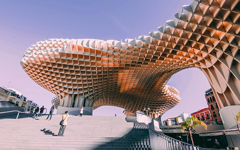 Een modern gebouw in Sevilla, wat de hoofdstad van Andalusië is