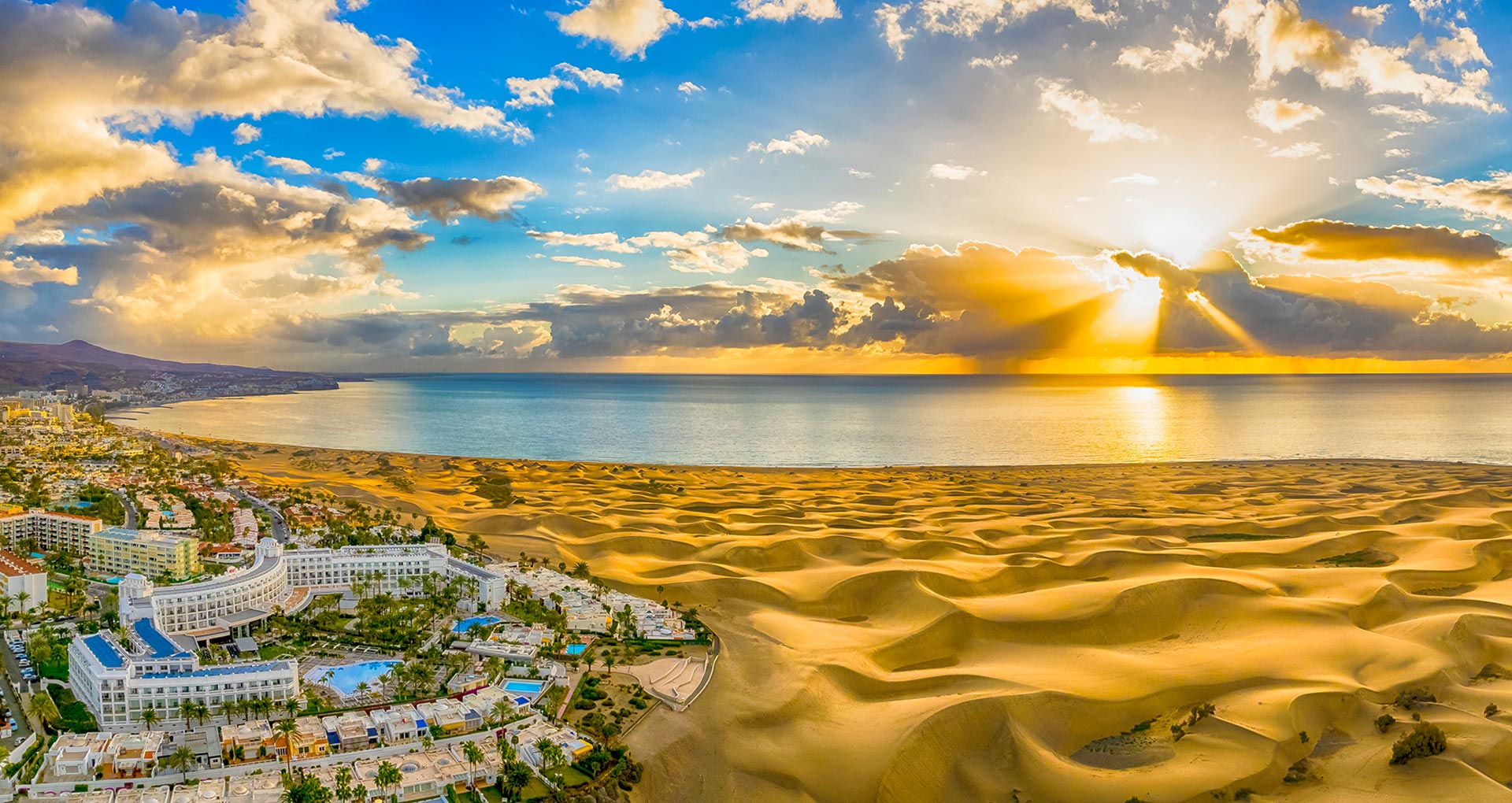 Bovenaanzicht van de stad en woestijn van Playa del Ingles op Gran Canaria