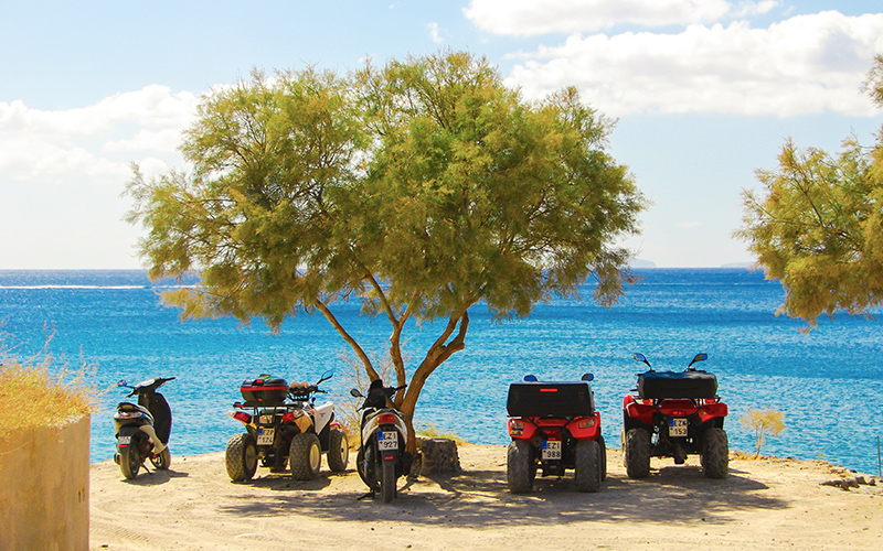 Meerdere quads naast elkaar aan de kust van Kreta