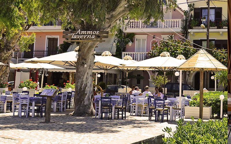 Het terras van oudste visrestaurant Ammos Taverna in Zakynthos-Stad