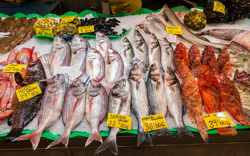 Vis kopen op de Mercat de l’Olivar in het centrum van Palma
