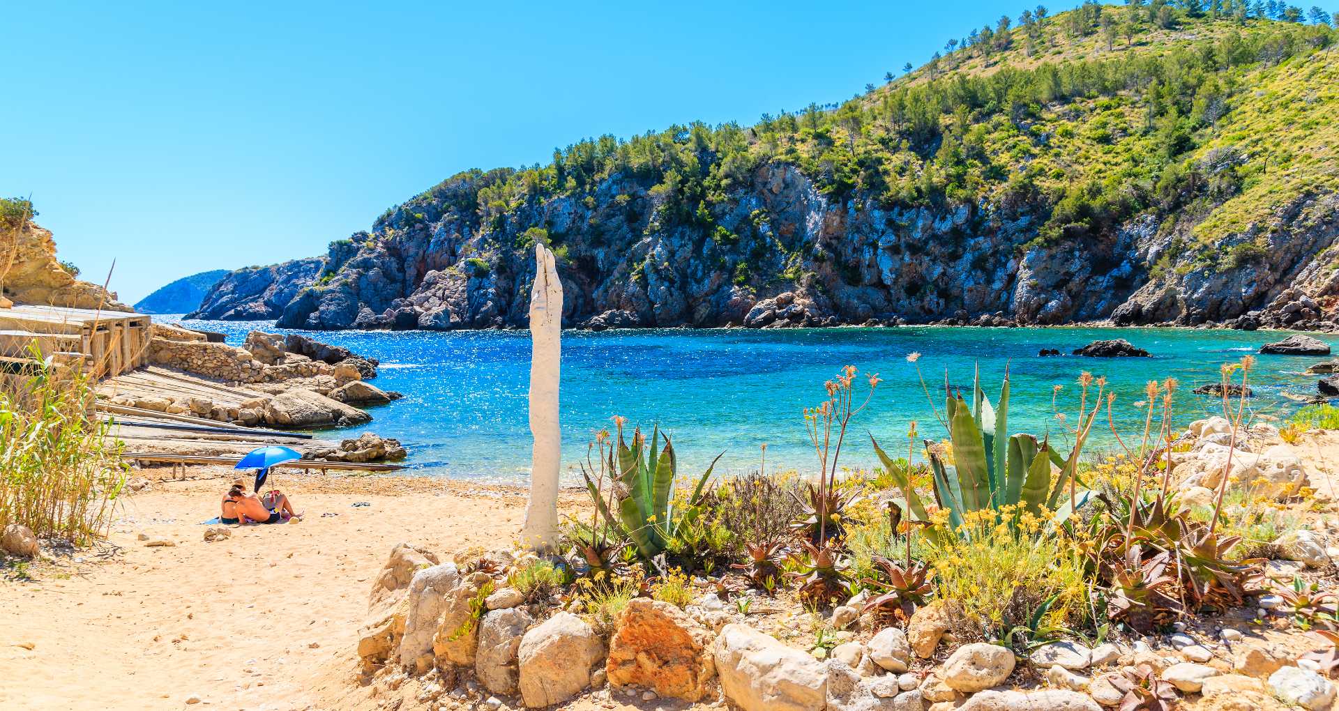 Mensen op een rustig strand van Ibiza