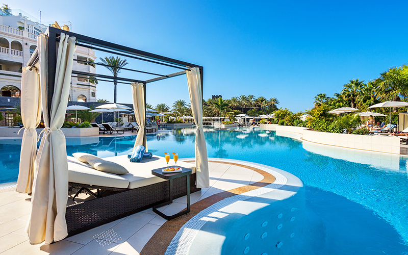 Luxe ligbedden aan het zwembad van Hotel Gran Tacande