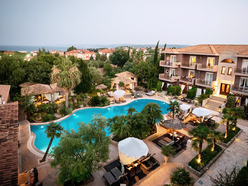 Bovenaanzicht van het zwembad in hotel Achtis op Grieks eiland Chalkidiki